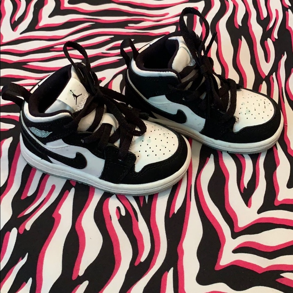 JORDAN 1 RETROS